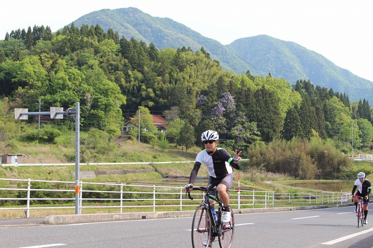 大江高山をバックに走る参加者