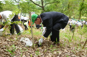 記念植樹する楫野市長