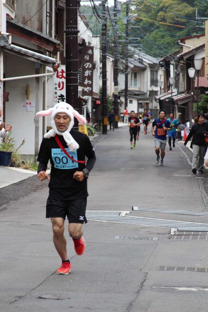 温泉街を走る選手