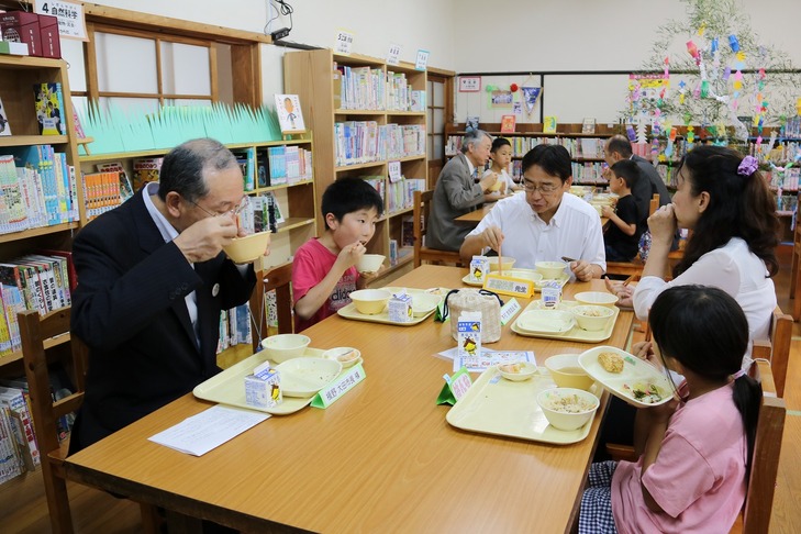 談笑しながら給食を食す市長