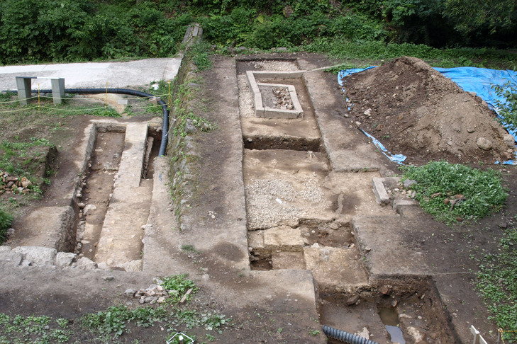 建物跡とキューペルが見つかった様子