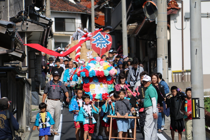 子ども神輿を先頭に
