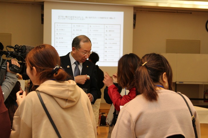 若者と懇談する市長