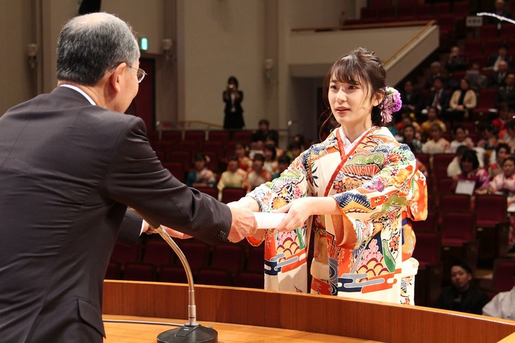 記念品を贈呈しました