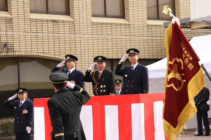 分隊行進を見送る市長