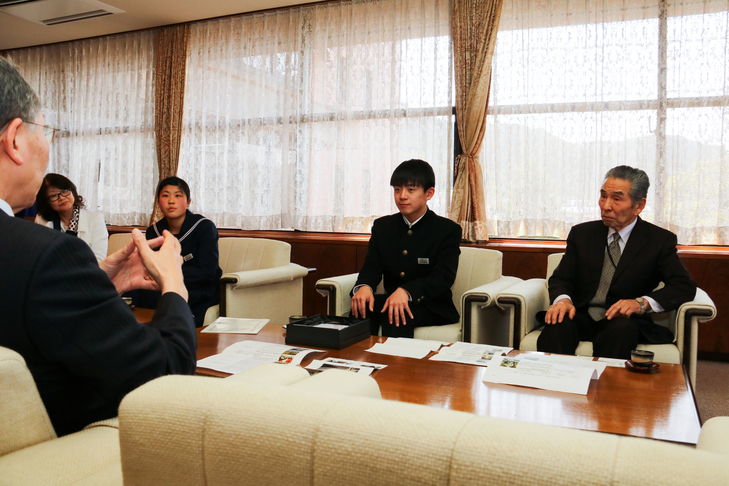 大田三中の生徒が市長に取り組みを報告