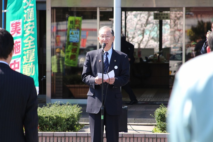 挨拶する協議会長