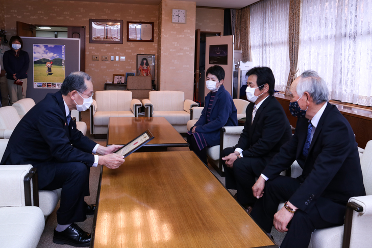 登録証を手に話を聞く市長