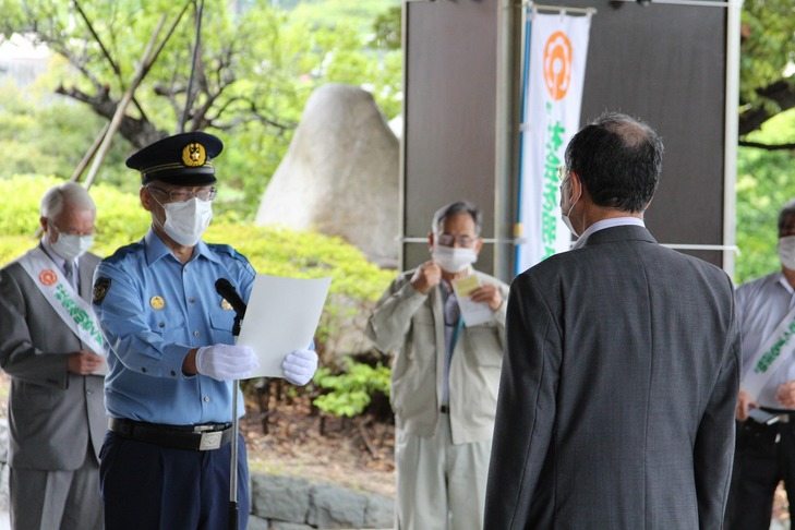 メッセージを読み上げる大田警察署長