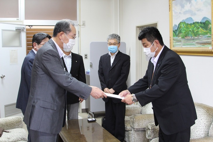 邇摩高校の校長に要望書を手渡す楫野会長（市長）