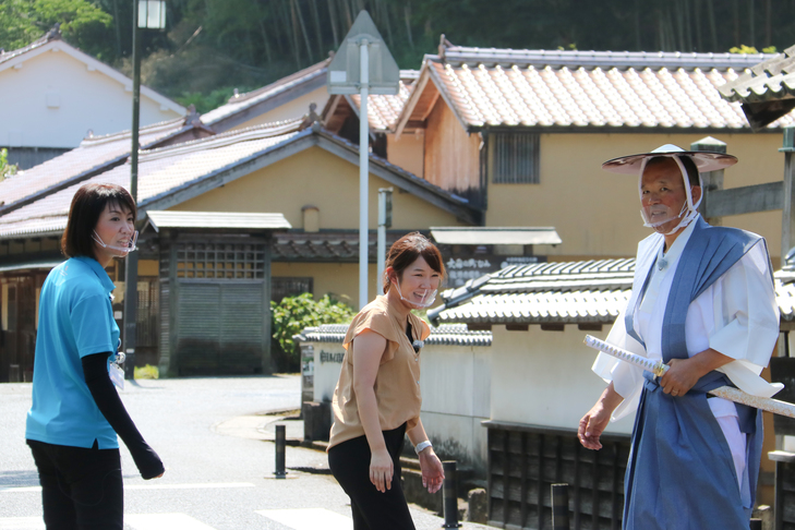 いも代官に扮して大森を紹介する小林市長
