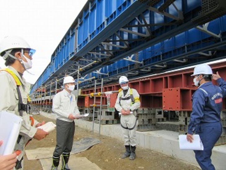 建設現場での説明の様子