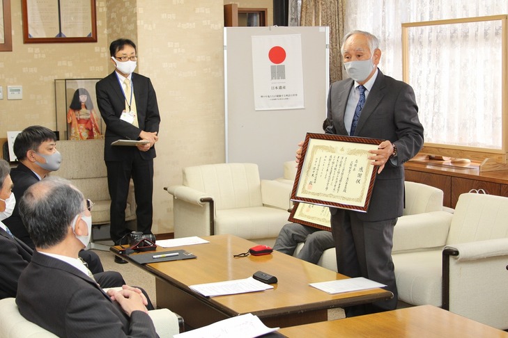 受賞を報告する桜の里づくり実行委員会の会長