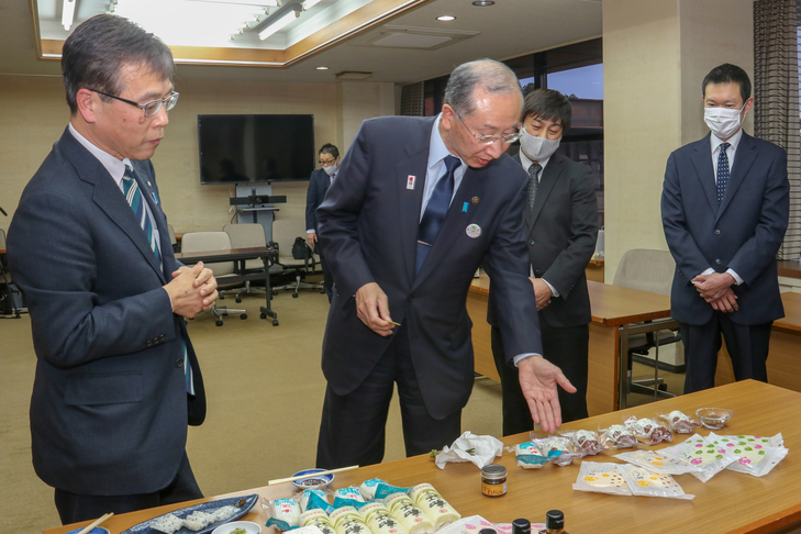 コラボ商品について話す楫野市長