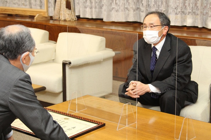 市長に受賞を報告する近藤氏