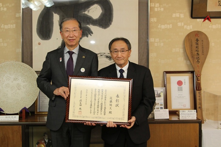 記念写真におさまる近藤氏と楫野市長