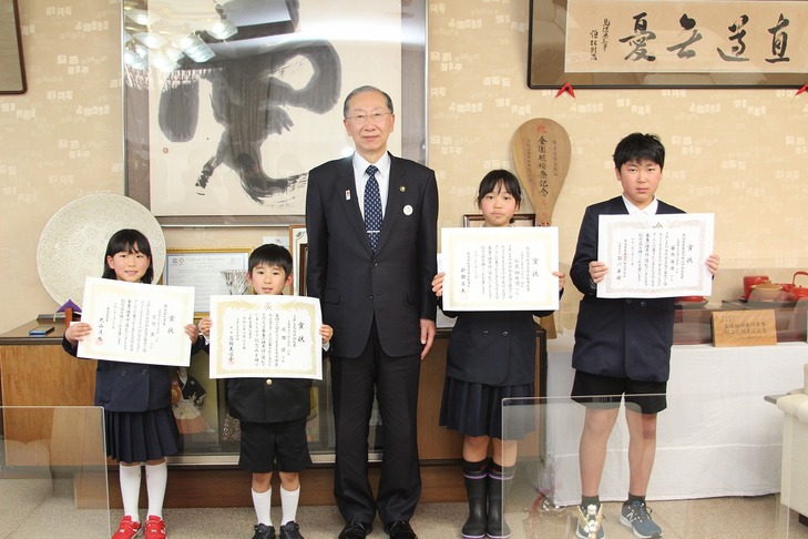 受賞者の皆さんと市長