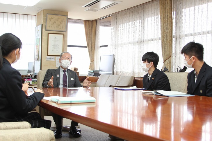 市長から誘致企業について話を聞く邇摩高生