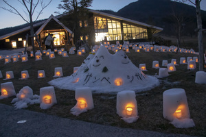 三瓶山をかたどった雪像