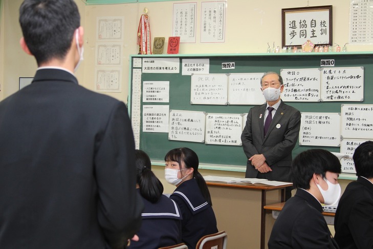 質問にこたえる市長