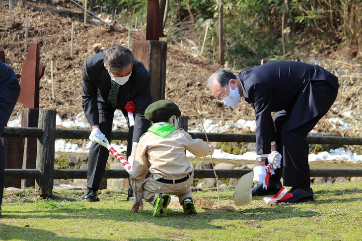 記念植樹をする楫野市長