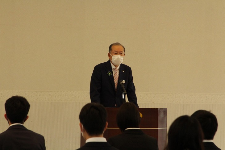 あいさつする楫野会長