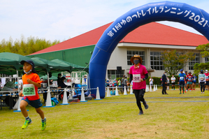 元気よくスタートをする小学生ランナー
