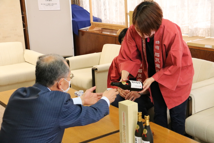 金賞を受賞したお酒を試飲する市長