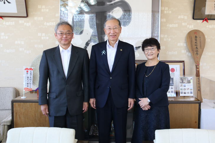 市長と緑と水の連絡会議代表らの記念撮影