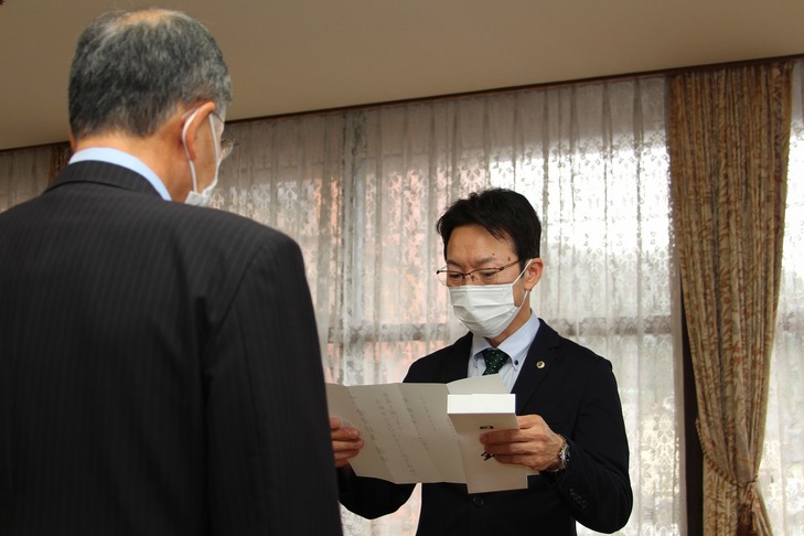 目録を読み上げる森脇会長