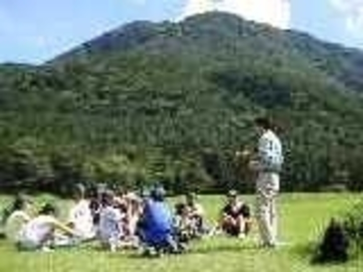 三瓶北の原で三瓶山について学ぶ生徒ら