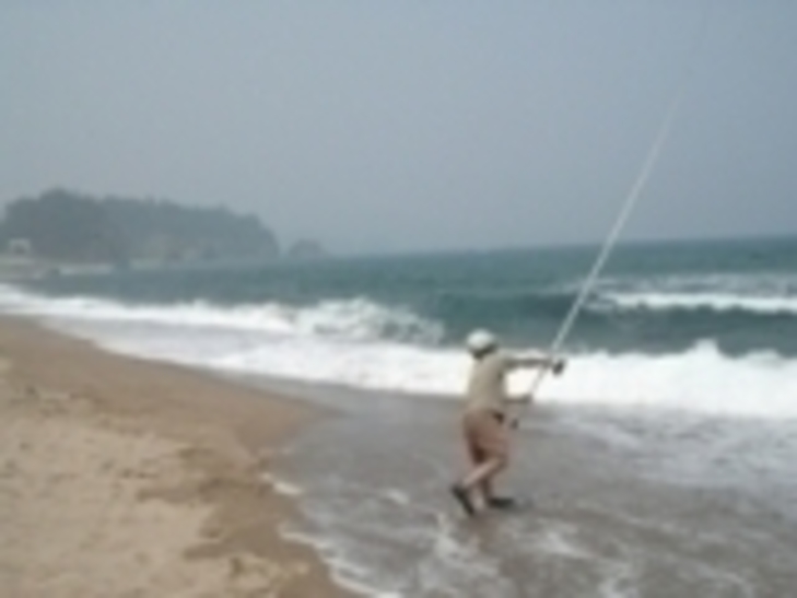 海釣りをしている子ども