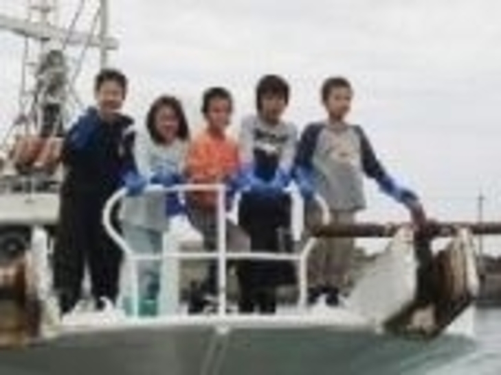 漁船に乗って漁を体験している生徒ら