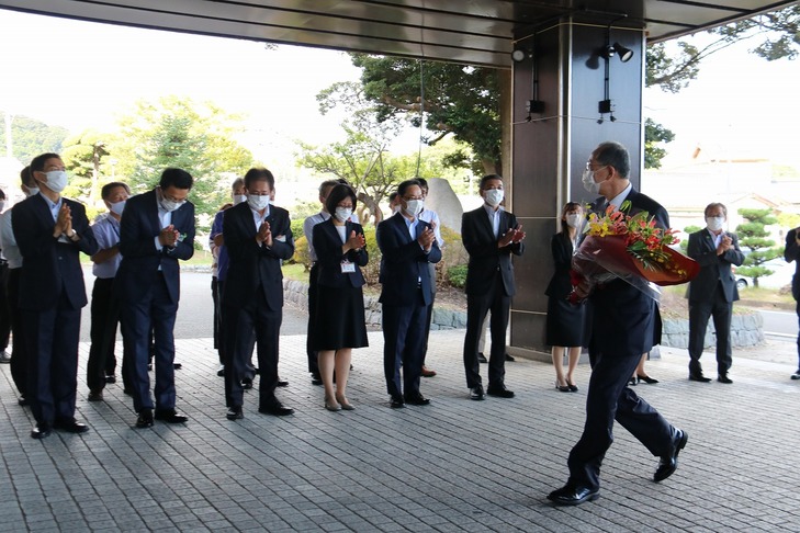 職員に迎えられる市長