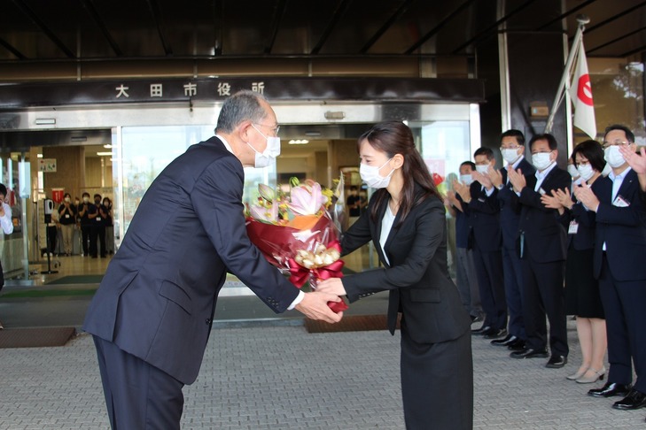 花束を受け取る市長