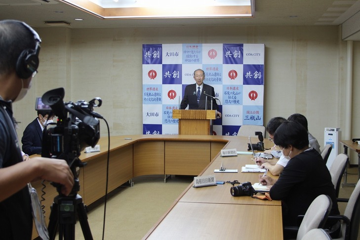 記者会見する市長