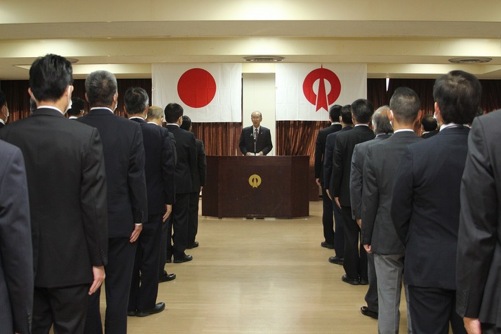 あいさつする市長