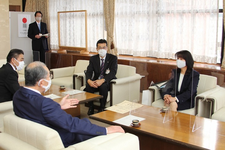 懇談する小川さんと市長