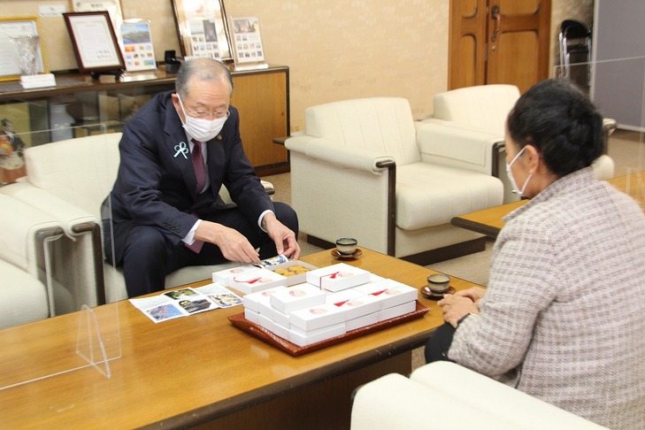 試食をする市長