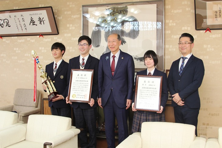 市長と市内在住の出雲北陵高校吹奏楽部の３人