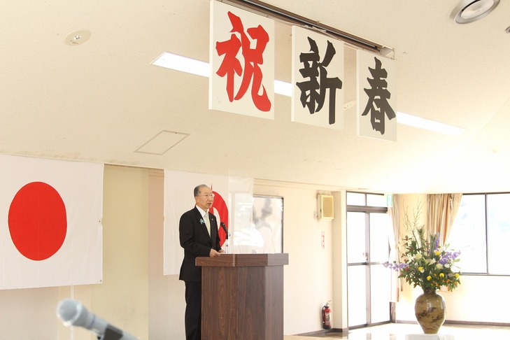 新年賀会であいさつする市長