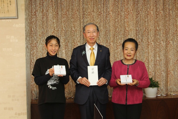 記念品を寄贈する内藤さんらと市長