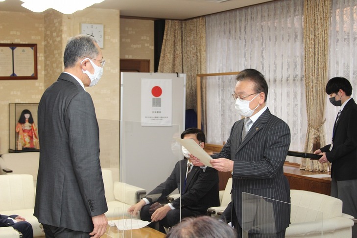 宣言文を読み上げる森田会長