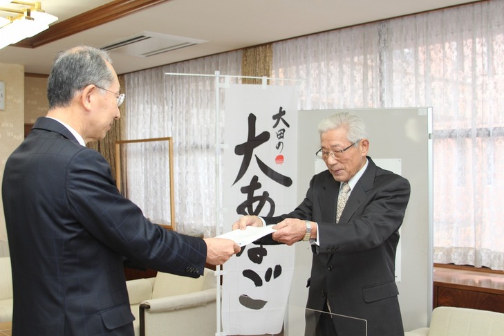 報告書を手渡す森山委員長