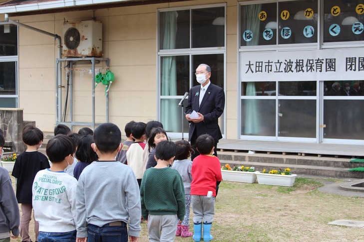 波根保育園であいさつする市長