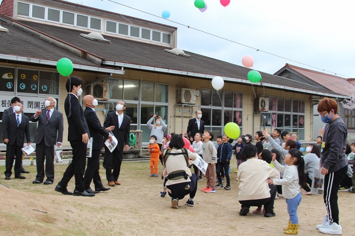 波根保育園で風船を放つ参加者