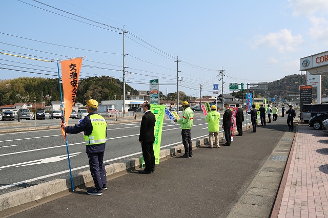 ９号線に立つ関係者