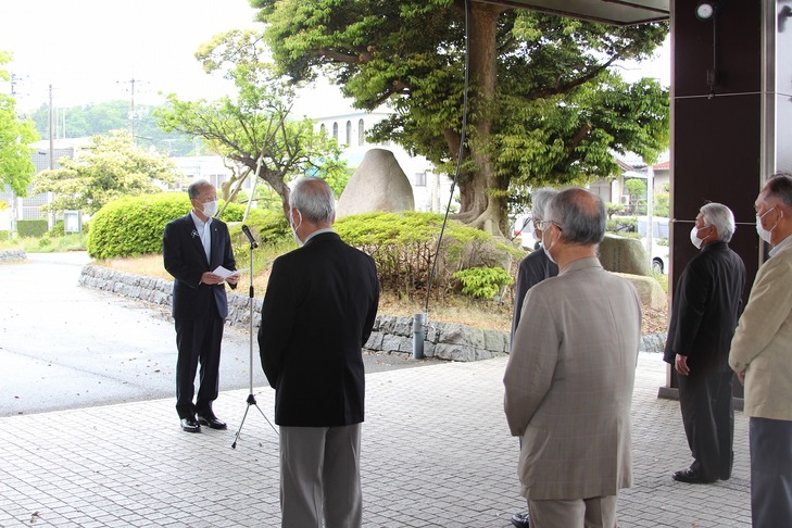 あいさつをする市長