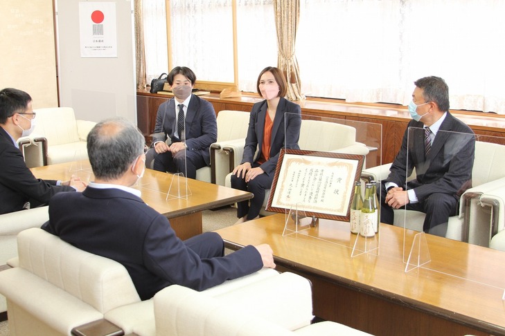 受賞を報告する関係者