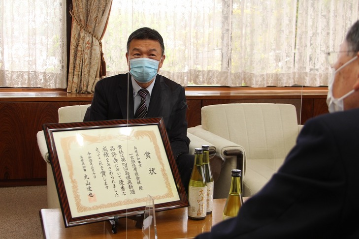 受賞を報告する浅野社長